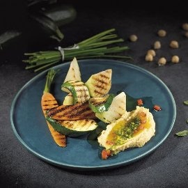 Grillowane warzywa podane z hummusem paprykowym i salsa verde (wegetariańskie) Grillowane warzywa podane z hummusem paprykowym i salsa verde (wegetariańskie)